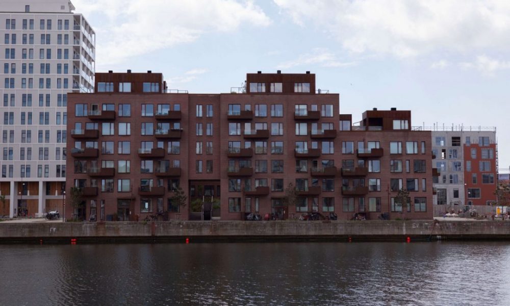Entreprenørfirma Køge, Sjælland, facade af en bygning ud til vandet