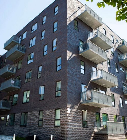Entreprenørfirma Køge, Sjælland, facade af bygning med balkoner